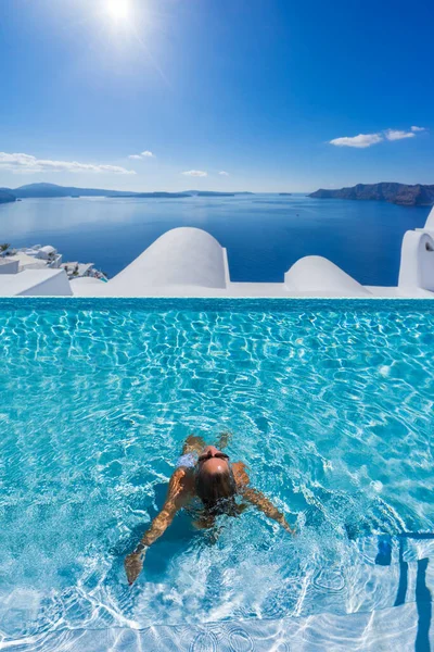 Vrouw Bij Het Zwembad Het Eiland Santorini Griekenland Met Uitzicht — Stockfoto