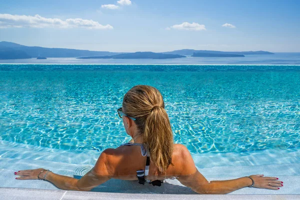 Kvinna Vid Poolen Santorini Grekland Med Utsikt Över Caldera — Stockfoto