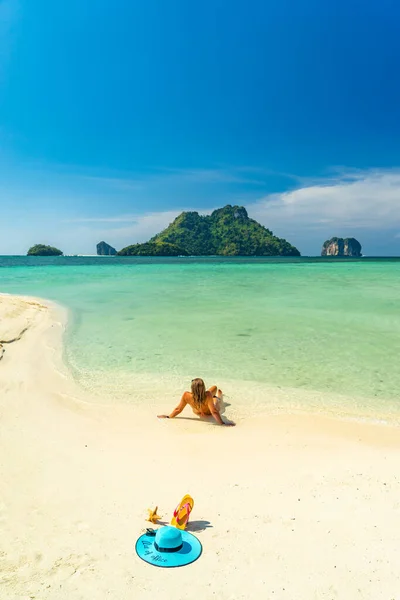 Женщина Тайском Пляже Острова Пода Краби Таиланд — стоковое фото