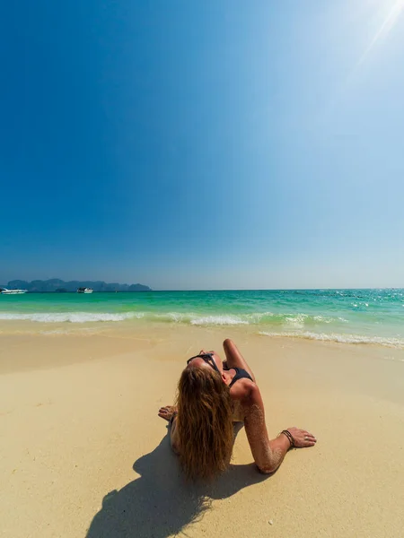 Frau Thailändischen Strand Der Insel Poda Krabi Thailand — Stockfoto