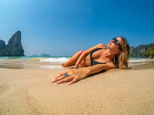 Vrouw Het Thaise Strand Van Railay Krabi Thailand — Stockfoto