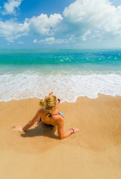 Mulher Relaxante Praia Tropical — Fotografia de Stock