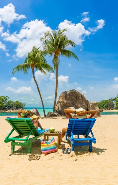 Escena Romántica Una Pareja Sentada Relajada Playa Tropical —  Fotos de Stock
