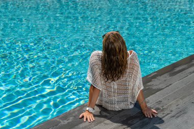 Lüks içinde beş yıldızlı bir kadın yüzme havuzunda spa yapıyor.. 