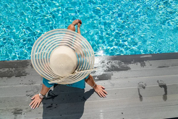 Frau Luxuriösem Fünf Sterne Wellness Resort Schwimmbad — Stockfoto