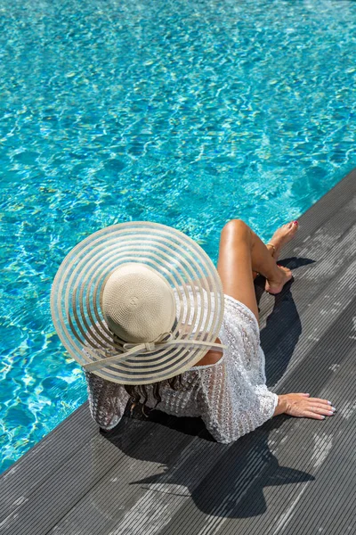 Donna Nel Lussuoso Resort Spa Cinque Stelle Piscina — Foto Stock