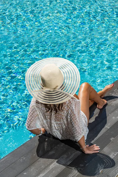 Woman Straw Hat Luxury Five Stars Spa Resort Swimming Pool — Stock Photo, Image