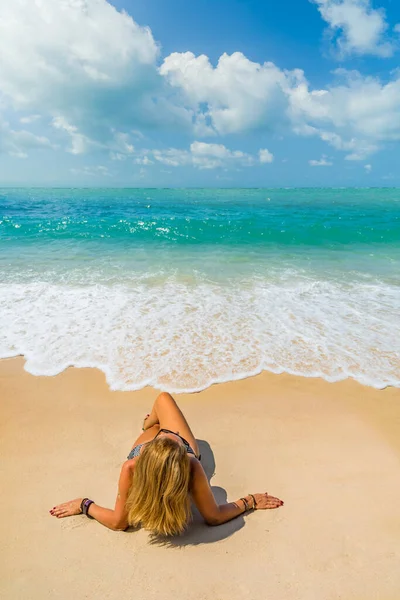 Vrouw Het Thaise Strand Van Poda Eiland Krabi Thailand — Stockfoto