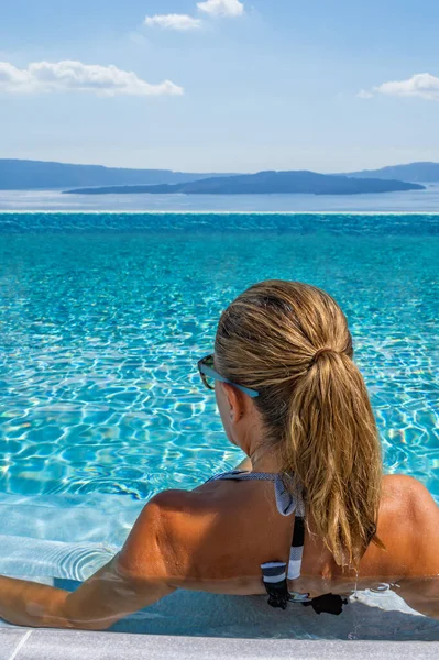 Donna Piscina Sull Isola Santorini Grecia Con Vista Sulla Caldera — Foto Stock