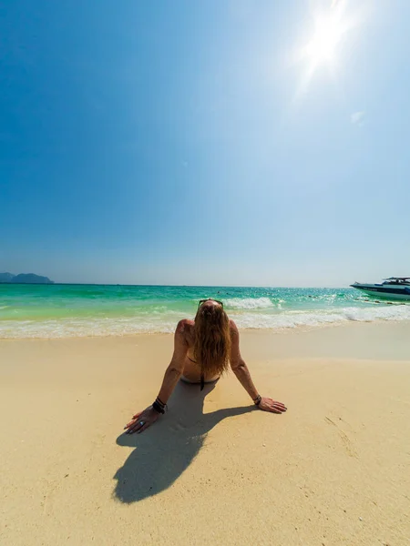 Žena Thajské Pláži Ostrova Poda Krabi Thajsko — Stock fotografie