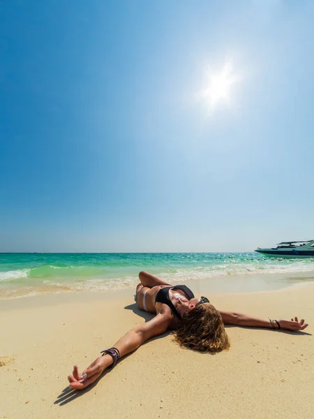 泰国克拉比波达岛泰国海滩上的妇女 — 图库照片