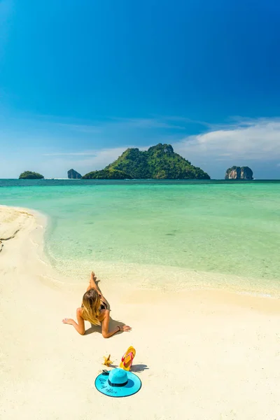 Donna Sulla Spiaggia Tailandese Dell Isola Poda Krabi Thailandia — Foto Stock