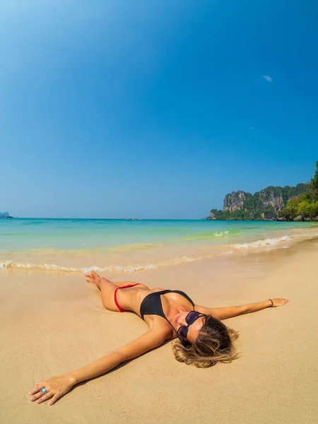 Donna Sulla Spiaggia Tailandese Railay Krabi Thailandia — Foto Stock