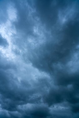 Kara dramatik fırtına bulutları 