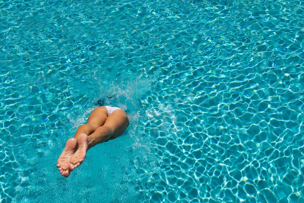 Kvinna Dykning Lyx Fem Stjärnor Spa Resort Poolen Grekland — Stockfoto