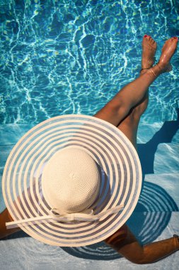 Beş yıldızlı bir spa merkezinin merdivenlerinde oturan bir kadın.. 