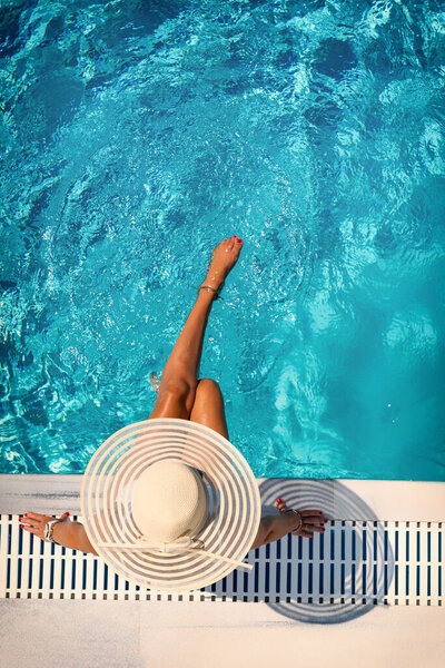 женщина в роскошном пятизвездочном спа-курорте у бассейна. 