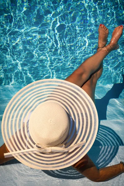 Woman Sitting Stairs Luxury Five Stars Spa Resort Swimming Pool — Stock Photo, Image