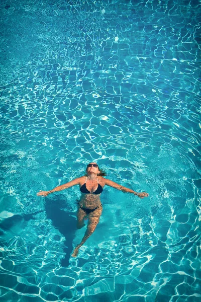 Frau Luxuriösem Fünf Sterne Wellness Resort Schwimmbad — Stockfoto