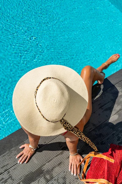 Woman Straw Hat Luxury Five Stars Spa Resort Swimming Pool — Stock Photo, Image