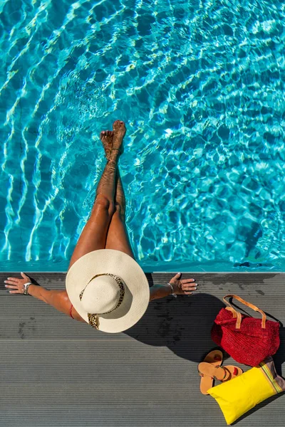 Frau Mit Strohhut Luxuriösem Fünf Sterne Wellness Resort Pool — Stockfoto
