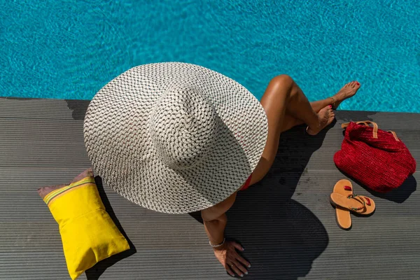 Donna Con Cappello Paglia Nel Lussuoso Resort Spa Cinque Stelle — Foto Stock