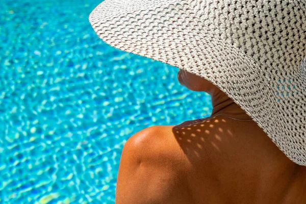 Lüks Içinde Hasır Şapkalı Bir Kadın Yüzme Havuzunun Yanında Beş — Stok fotoğraf