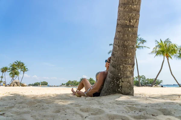 Sentosa Singapur sahilinde bir kadın.