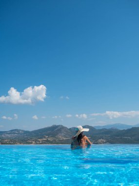 Yunanistan 'da sonsuz yüzme havuzunda bir kadın