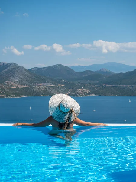 Mujer Piscina Infinita Grecia — Foto de Stock