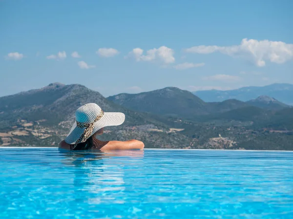그리스의 수영장에 — 스톡 사진