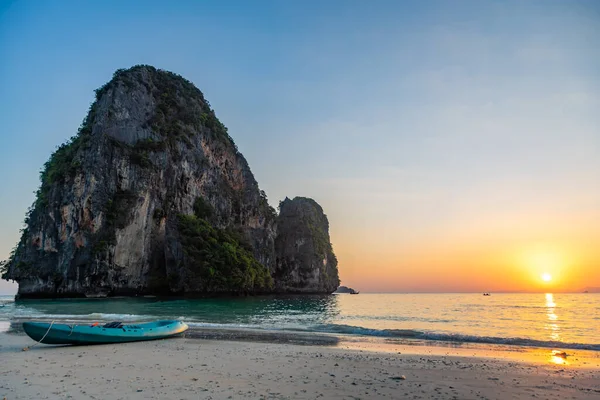 Tropischer Strand Von Raillay Krabi Thailand Bei Sonnenuntergang — Stockfoto