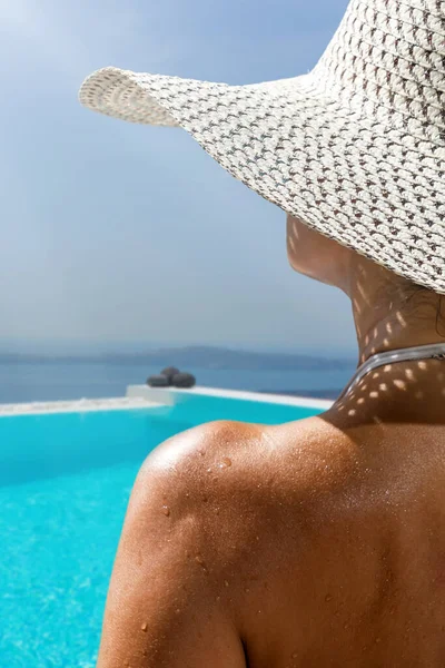 Donna Piscina Sull Isola Santorini Grecia Una Vacanza Lusso Con — Foto Stock