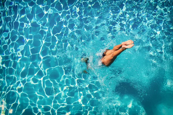 Mujer Buceando Lujoso Balneario Cinco Estrellas Piscina Grecia —  Fotos de Stock