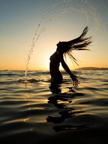 Femme Maillot Bain Posant Sur Plage Coucher Soleil — Photo