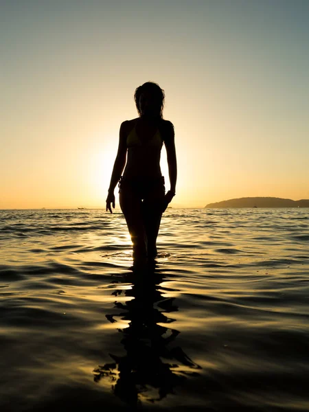 Žena Plavkách Pózuje Pláži Při Západu Slunce — Stock fotografie