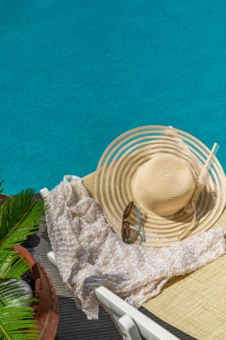 Lüks havuz kenarındaki beş yıldızlı spa merkezinde hasır şapka ve iskele sandalyesi.. 