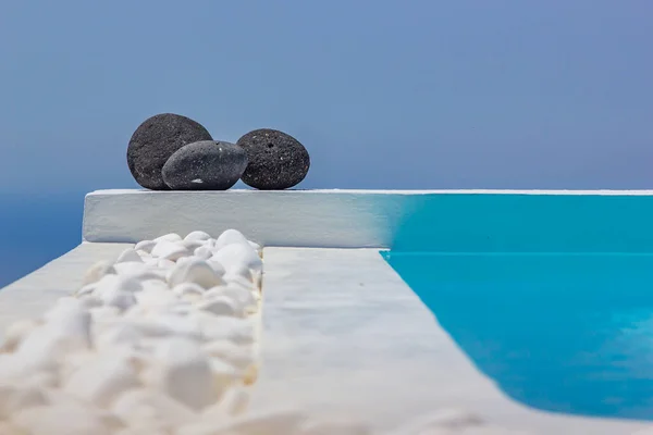 サントリーニ島の豪華なスイミングプールギリシャ — ストック写真