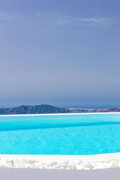 サントリーニ島の豪華なスイミングプールギリシャ — ストック写真