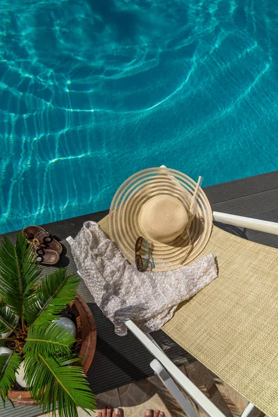 Strohhut Und Liegestuhl Luxuriösen Fünf Sterne Wellness Resort Pool — Stockfoto