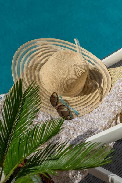 Lüks havuz kenarındaki beş yıldızlı spa merkezinde hasır şapka ve iskele sandalyesi.. 