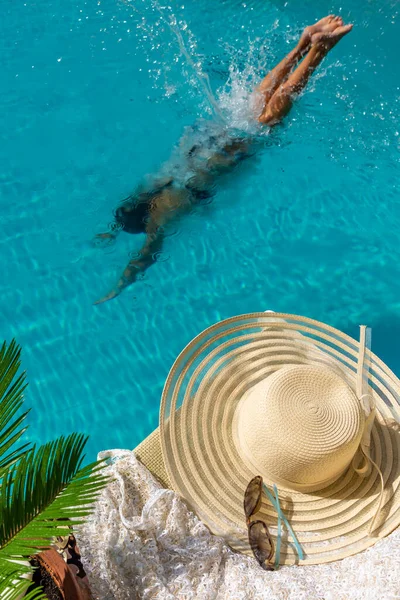 Vrouw Het Zwembad Luxe Kuuroord — Stockfoto