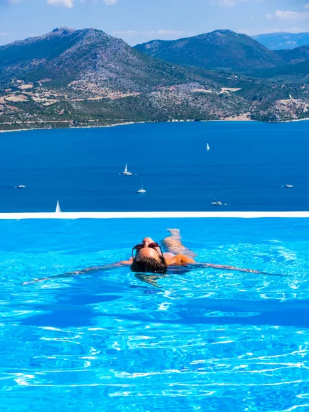 Femme Piscine Débordement Grèce — Photo