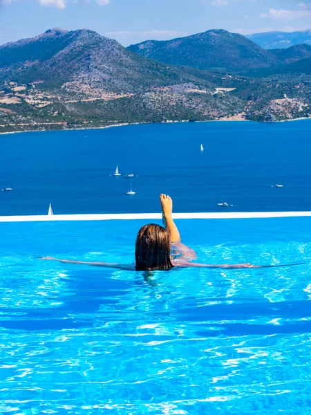 希腊无限大游泳池里的女人 — 图库照片