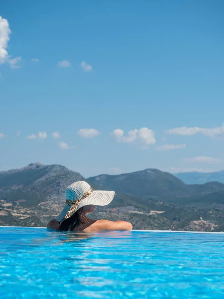 Vrouw Bij Het Infinity Zwembad Griekenland — Stockfoto