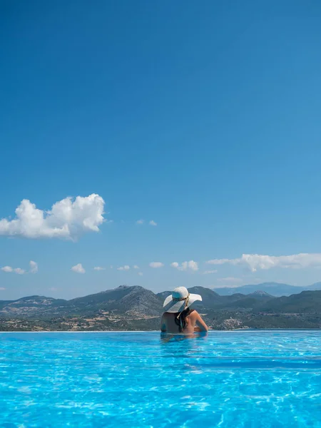 Mulher Piscina Infinita Grécia — Fotografia de Stock