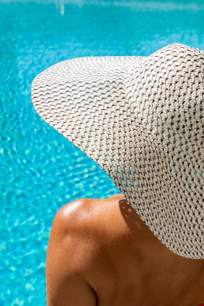 Donna Con Cappello Paglia Nel Lussuoso Resort Spa Cinque Stelle — Foto Stock