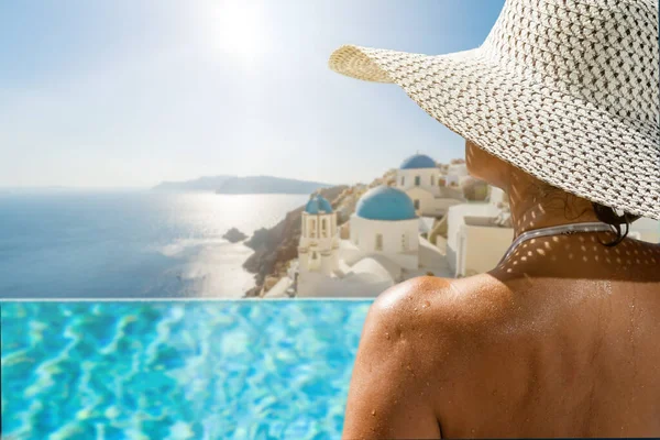 Vrouw Aan Het Zwembad Het Eiland Santorini Griekenland Een Luxe — Stockfoto