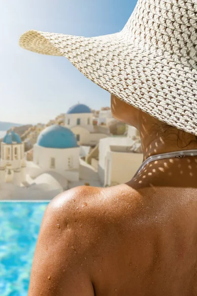 Donna Piscina Sull Isola Santorini Grecia Una Vacanza Lusso Con — Foto Stock