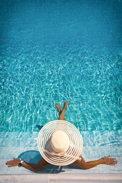 Žena Sedí Schodech Luxusní Pětihvězdičkové Lázeňské Letovisko Bazén — Stock fotografie